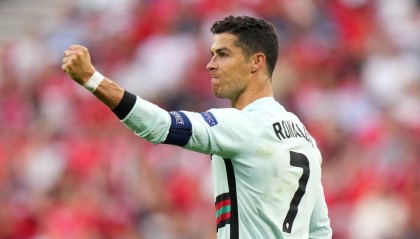  那不勒斯新援梅开二度征服球迷  